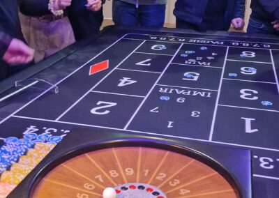 Participants enthousiastes autour d'une table de jeu de la Boule lors d'un événement Casino Group à Cholet.