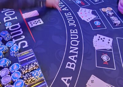 Table de Stud Poker Casino Group avec jetons, cartes et croupier en action lors d'un événement à L'Autre Usine, Cholet.