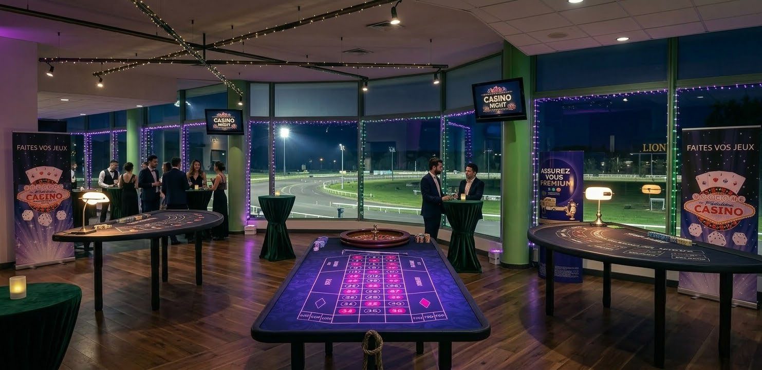 Ambiance feutrée d'une soirée casino d'entreprise organisée par Casino Group dans un salon panoramique de l'hippodrome du Lion d'Angers. Invités en tenue de cocktail autour de tables de roulette et de blackjack.