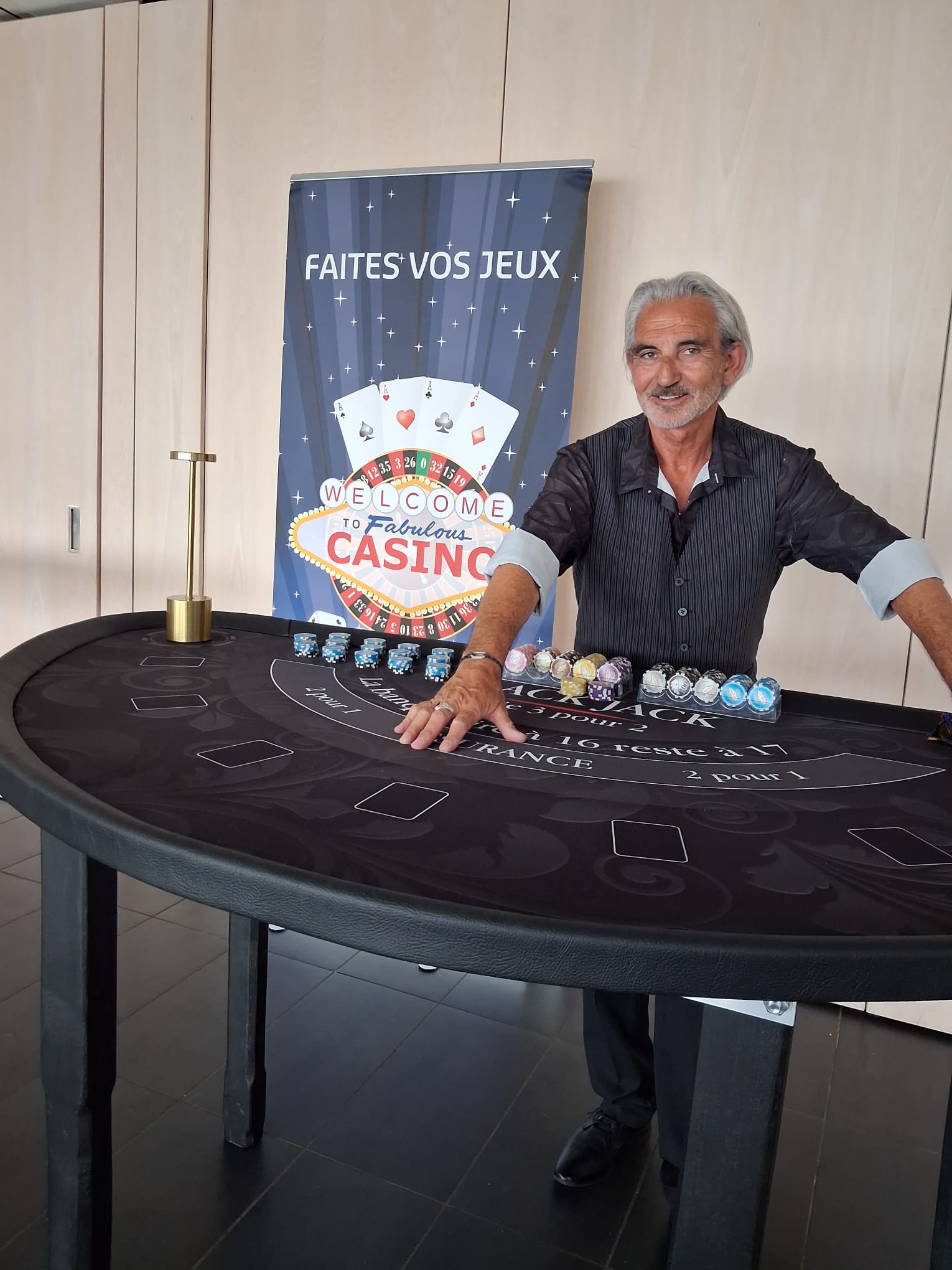 Animateur et croupier expérimenté devant une table de jeu de Black Jack pour un Team Building casino dans le Finistère