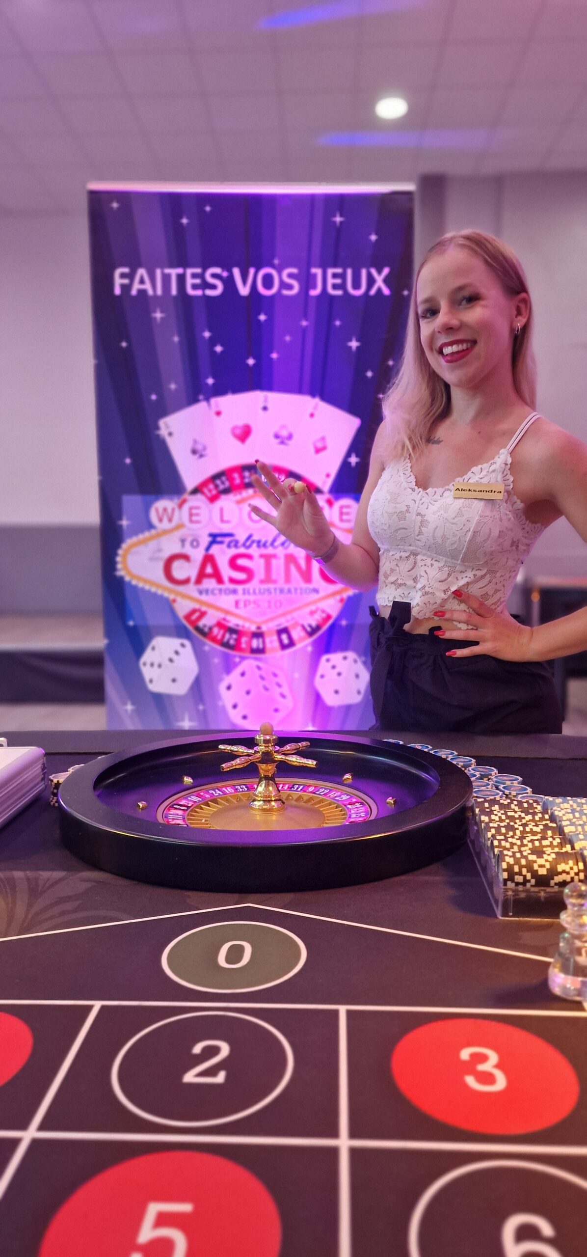 Croupière professionnelle souriante devant le cylindre de la roulette anglaise pour un séminaire à La Pommeraye.