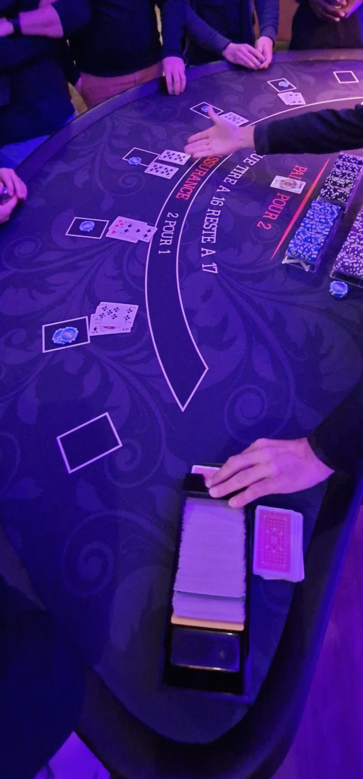 Vue en plongée d'une table de Black Jack en plein jeu lors d'une animation casino d'entreprise dans le Maine-et-Loire.