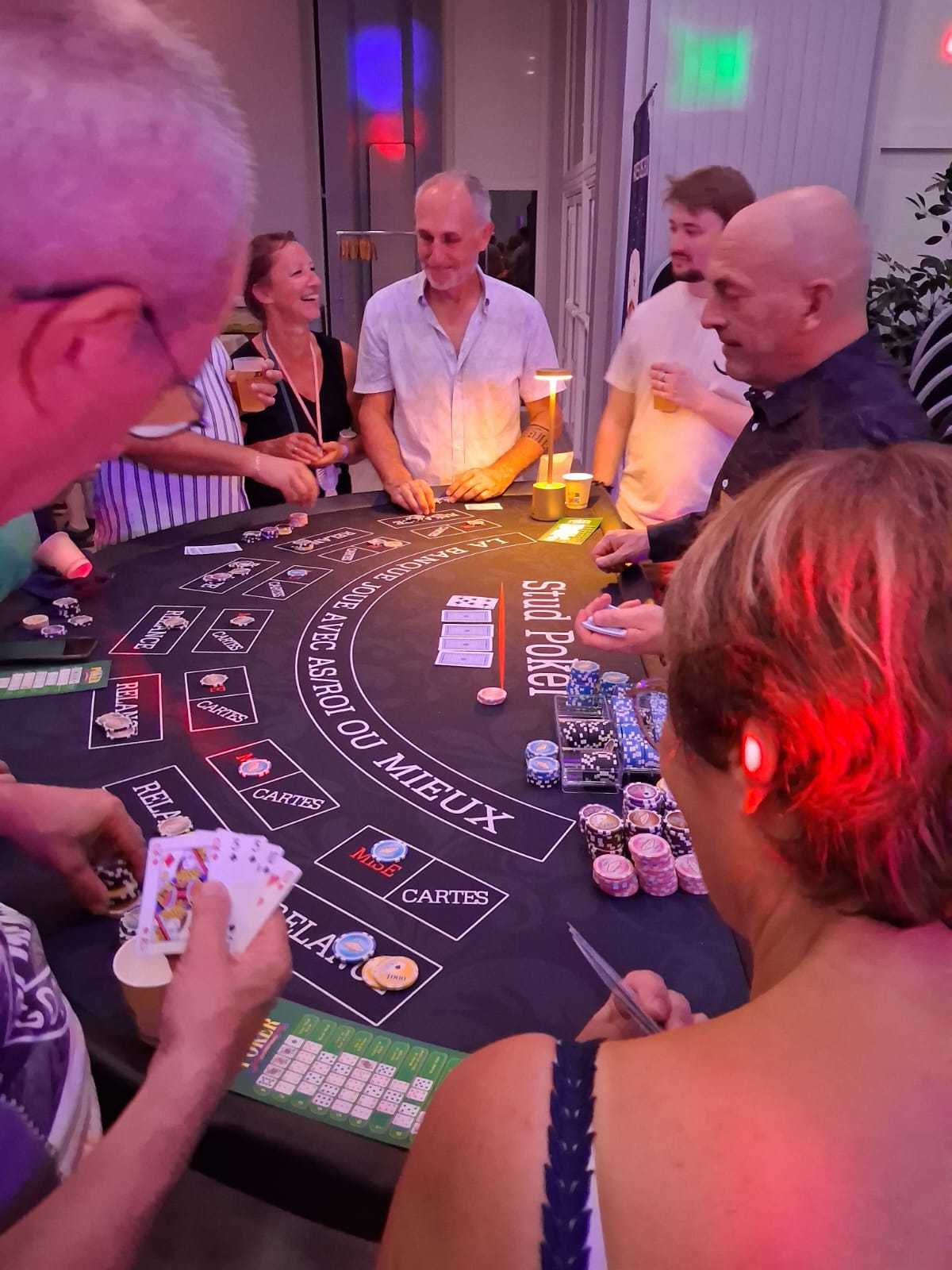 Collaborateurs réunis autour de la table de Stud Poker lors d'une soirée entreprise aux Jardins de l'Anjou.