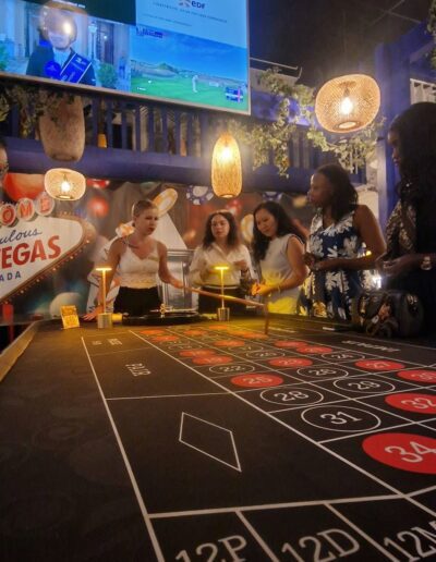 croupiere-animant-une-table-de-roulette-francaise-pour-des-joueuses-lors-d-un-evenement-a-nantes