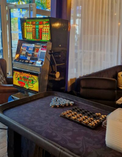 machine-a-sous-retro-california-dreamin-et-rack-de-jetons-de-casino