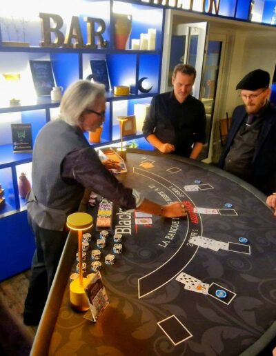 croupier-distribuant-des-cartes-de-black-jack-a-des-joueurs-lors-d-une-soiree-privée