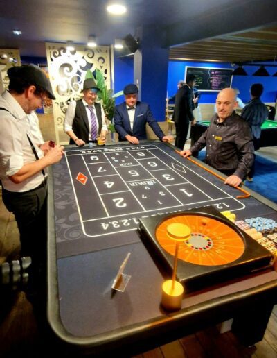table-de-jeu-de-la-boule-avec-croupier-et-participants-en-chapeau-gavroche