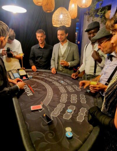 joueurs-costumes-en-style-gatsby-annees-20-autour-d-une-table-de-casino-bataille